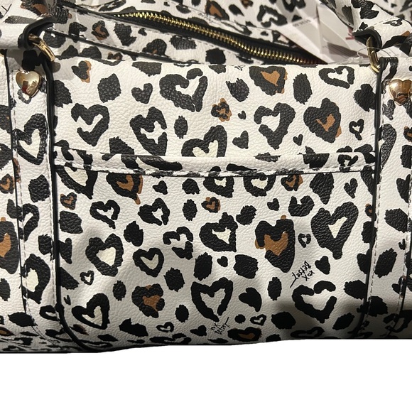 BETSEY JOHNSON XOSPEEDY LEOPARD HEARTS DUFFLE BAG - Picture 9 of 14